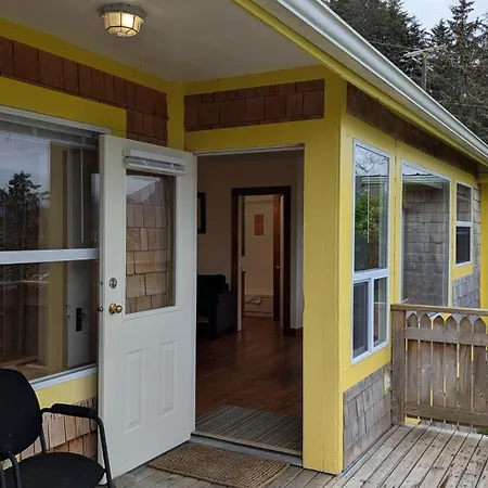 Seine Boat Inn Alert Bay Exterior photo
